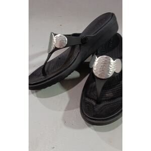 Crocs Sanrah Womens Size 8 Flip Flop Sandals Thong Silver Hammered Circle Resort